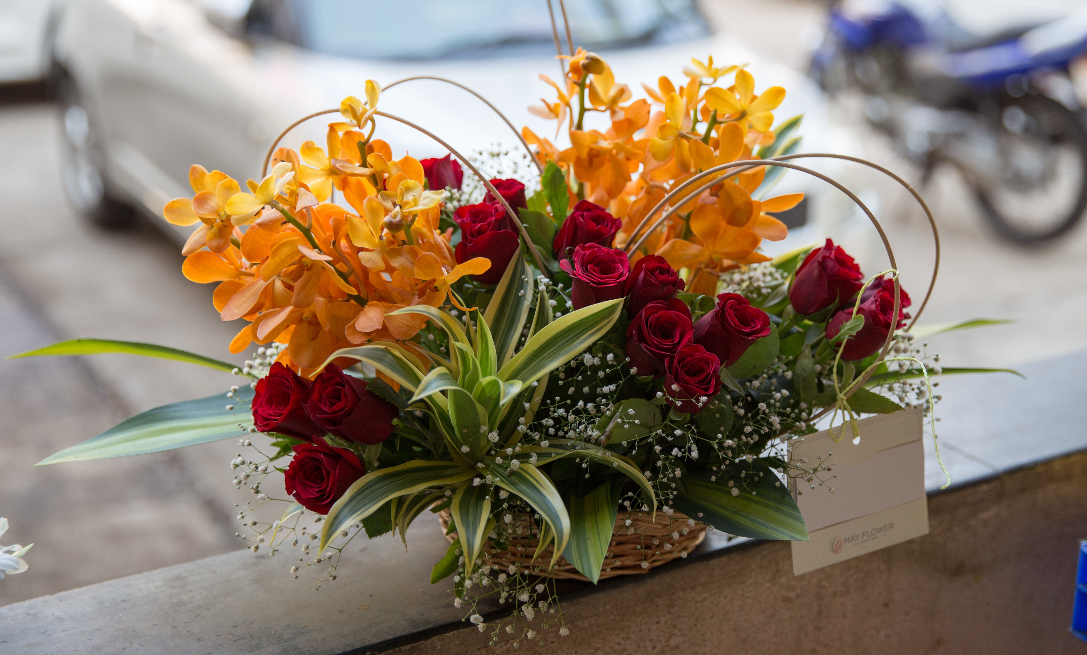Order chocolate bouquet online with flowers