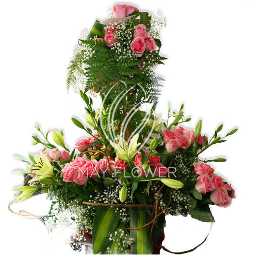 Flowing Roses Bouquet Secondary image